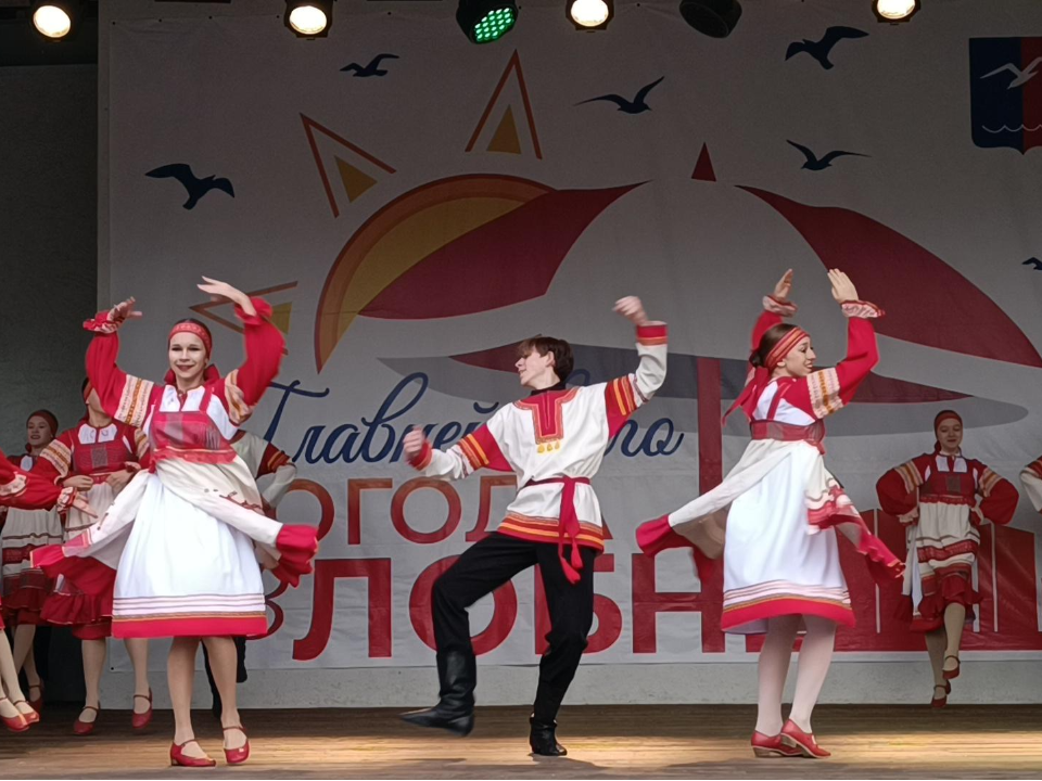 С гимном и хороводом: лобненцы отметили День народного единства