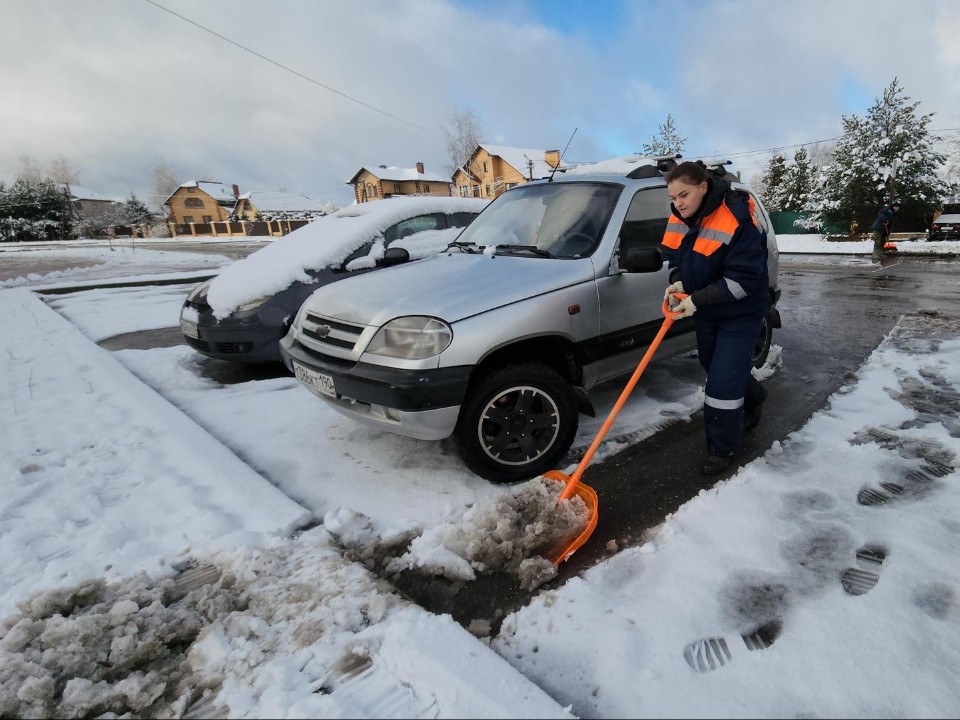 В Рузе коммунальщики оперативно ликвидируют последствия первого снегопада