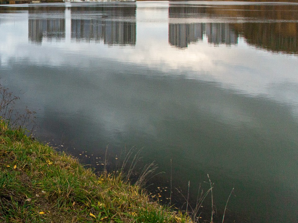 Озеро в Клину окрасилось в уникальный цвет