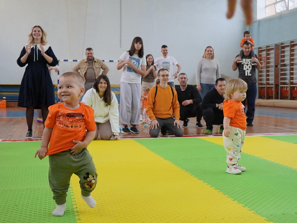 День матери в Ступине отметили соревнованиями ползунков и бегунков