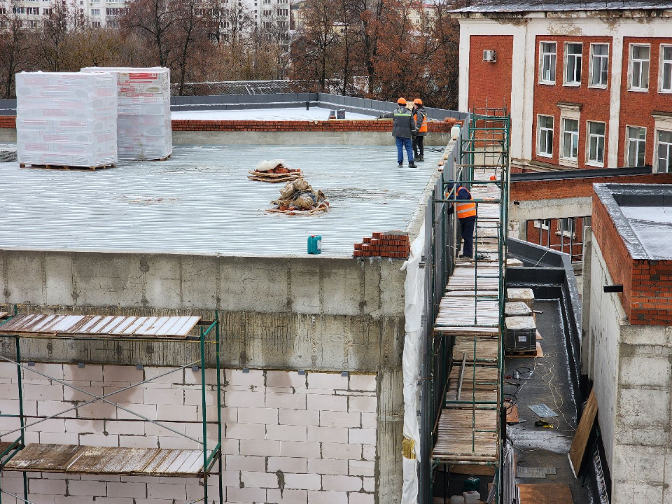 В новой пристройке к школе № 16 в Подольске доделывают кровлю