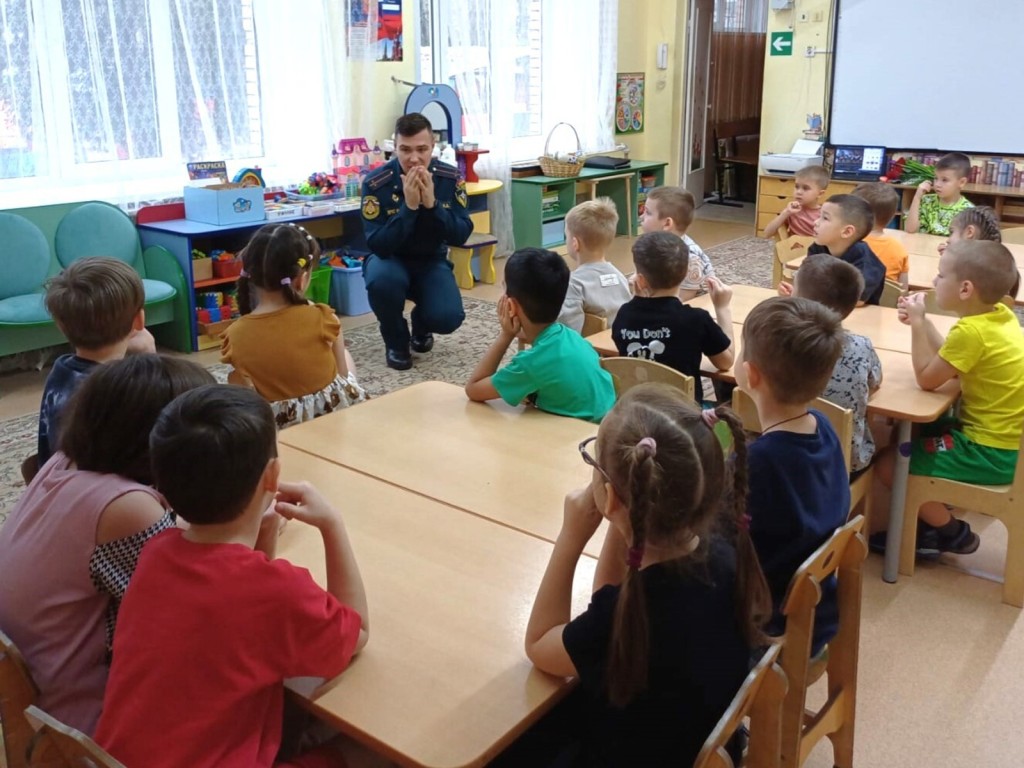 Супергерой с «чутким носом»: ступинские инспекторы МЧС провели занятие для малышей