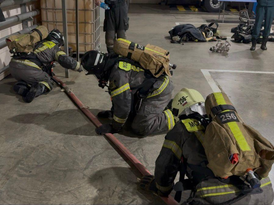 Учения в Электростали прошли в полной темноте: как пожарные тренируются спасать людей без воздуха и света