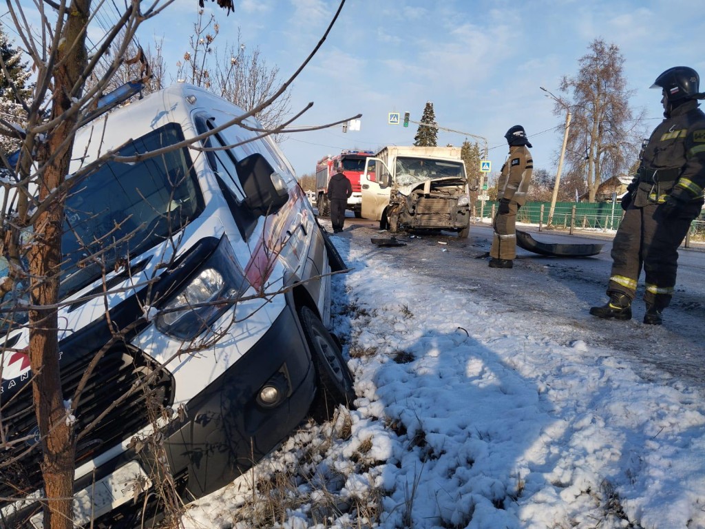 Спасатели ликвидировали ДТП с машиной скорой помощи в Дедовске