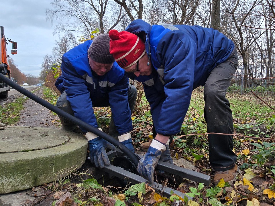 Норковую шубу и детскую коляску достали коммунальщики из канализации в Подольске