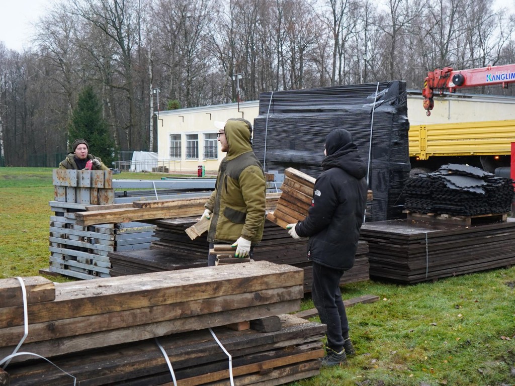 Каток с бесплатным прокатом начали монтировать в парке Островского в Ступине