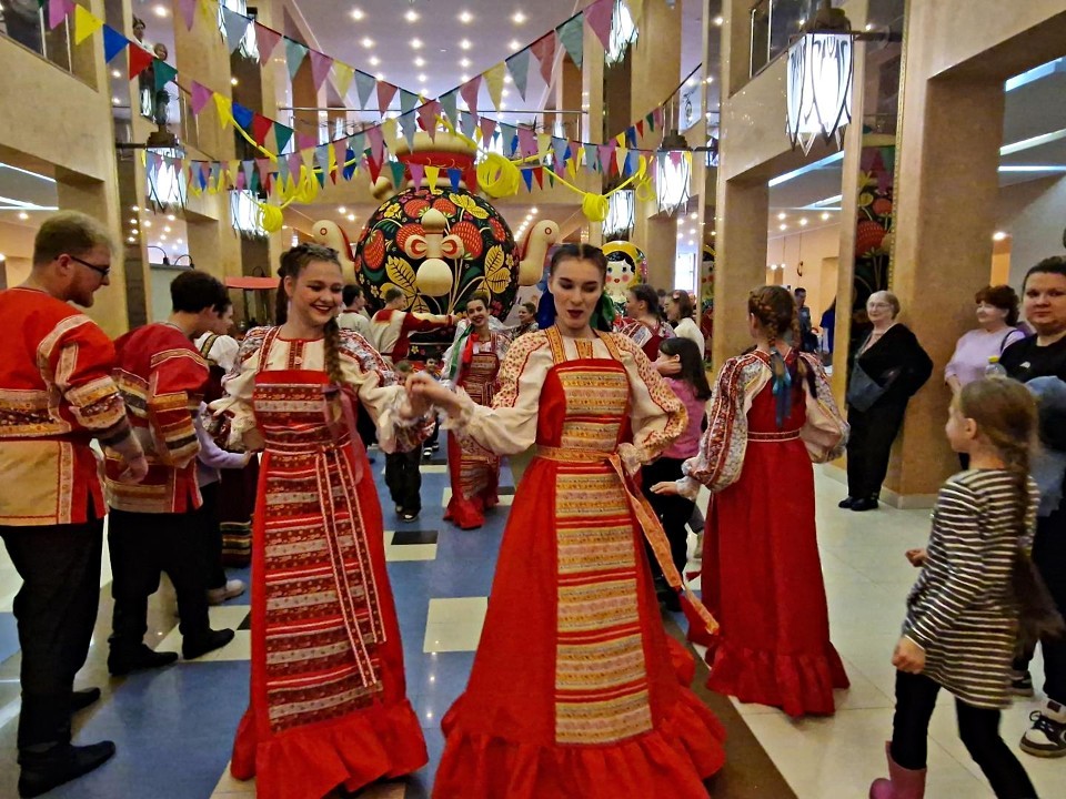 Праздник в ДК «Октябрь» наполнил Дубну энергией единства и творчеством