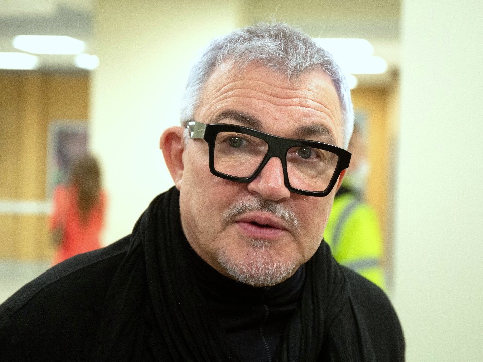 Пустился в разгул после развода? У особняка для секс-вечеринок заметили двойника Диброва