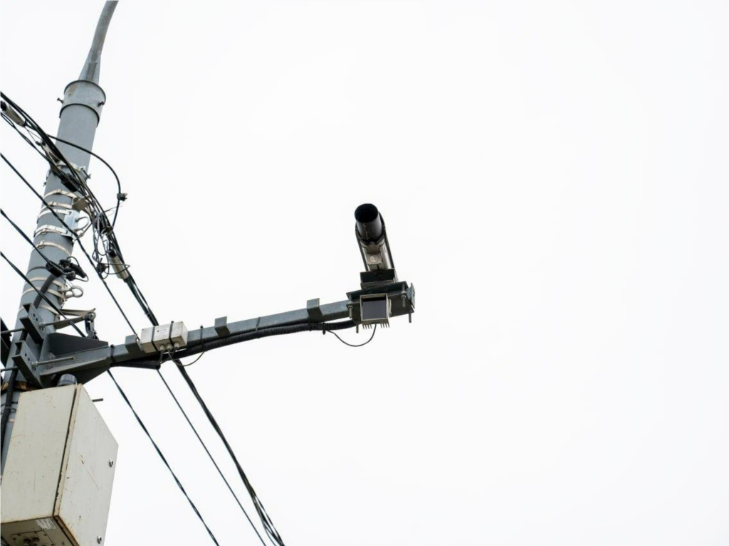 С телефоном за рулем еще и ремня дадут: что научились фиксировать камеры на дорогах Подмосковья и какие штрафы приходят водителям