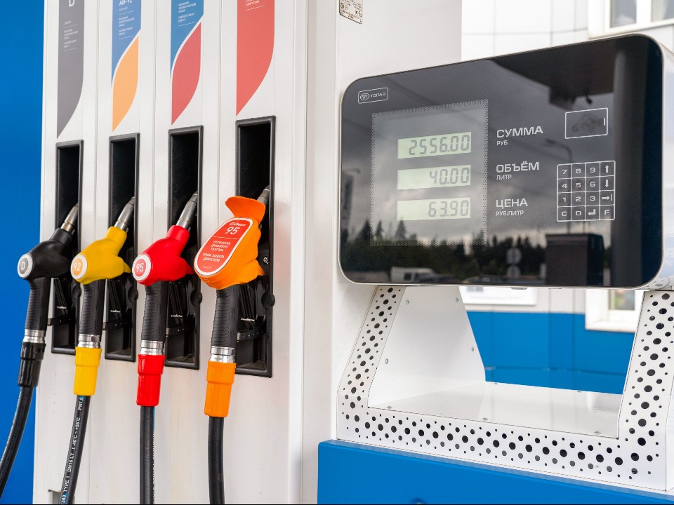 Безопасен ли бензин с 10% спирта для автомобиля? Химик дал неожиданный ответ