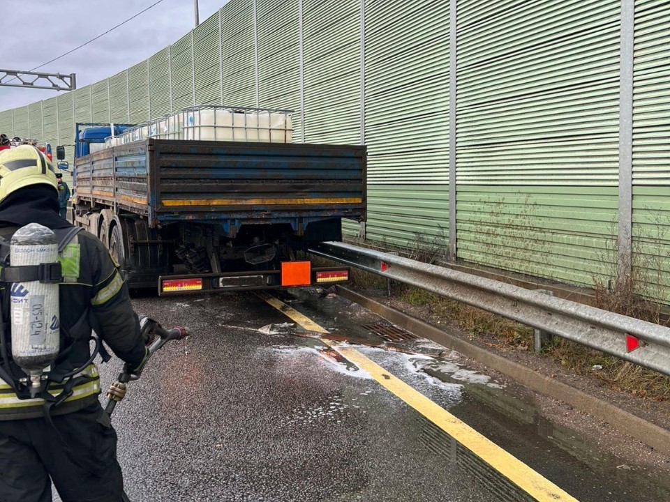 Спасатели устранили разлив кислоты на проезжей части в Лобне