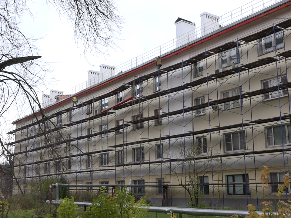 Во Власихе завершается капитальный ремонт крыши одного из старейших домов