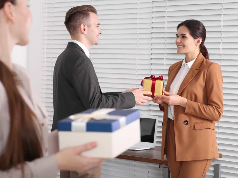 Юрист рассказала, как не платить НДФЛ за подарки сотрудникам