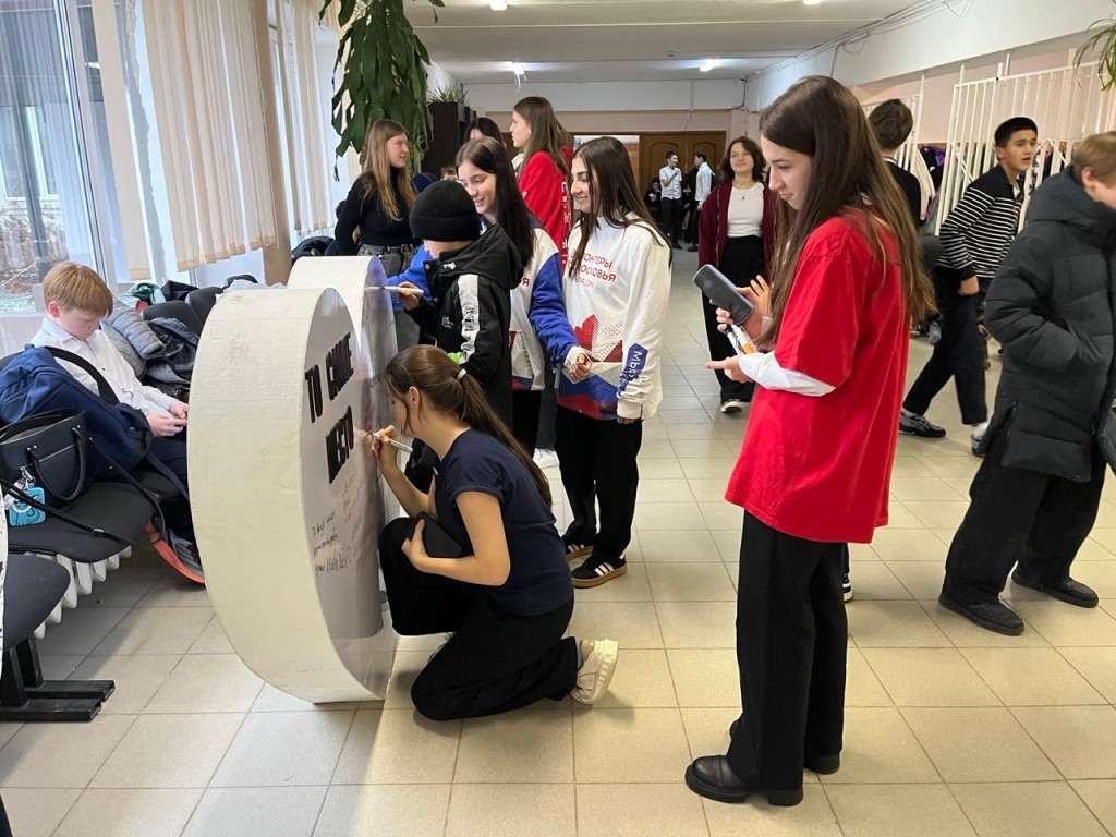 От сердца к сердцу: школьники Солнечногорска оставили теплые послания для своих мам