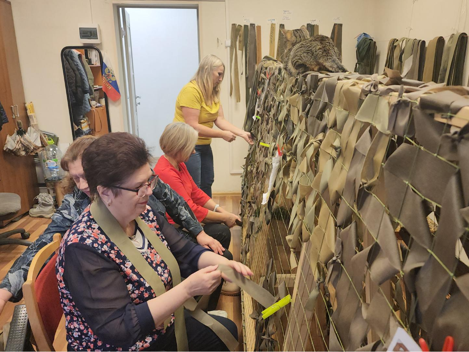 Волонтеры п. Октябрьский изготавливают защитные одеяла для бойцов СВО под хвостатым контролем