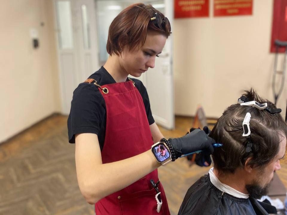Прическа с душой: как будущие стилисты колледжа «Подмосковье» поделились мастерством с военнослужащими