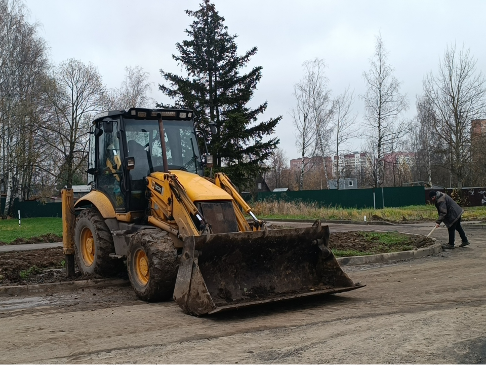 В Лобне уложили новый асфальт на разворотном круге возле парка «Киово»