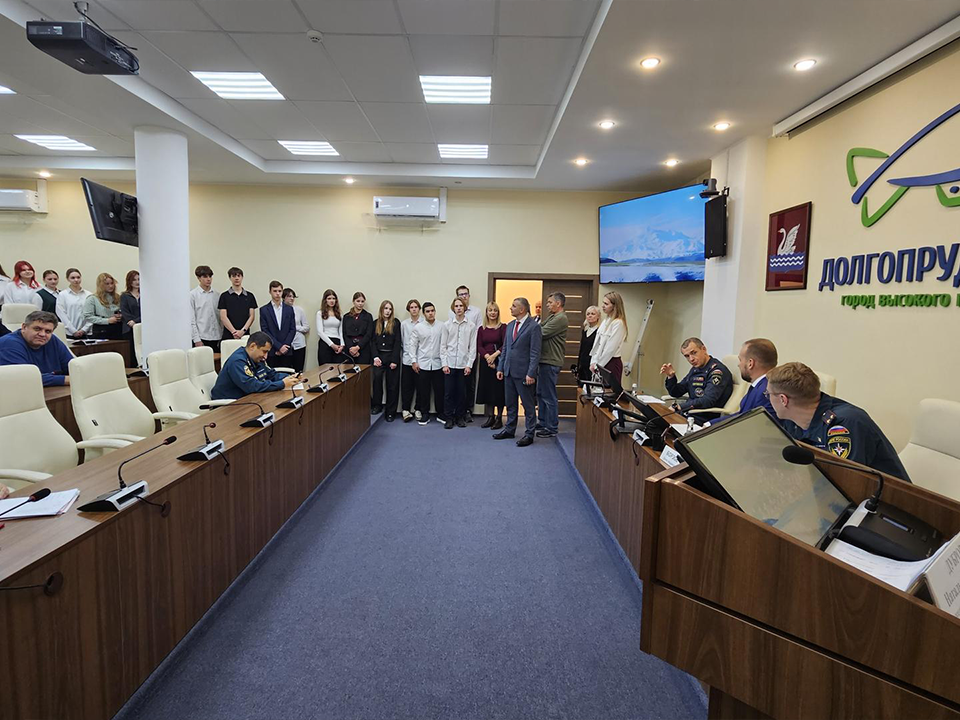 Старшеклассники школы №14 увидели, как работает власть, и сами предложили идеи для развития города