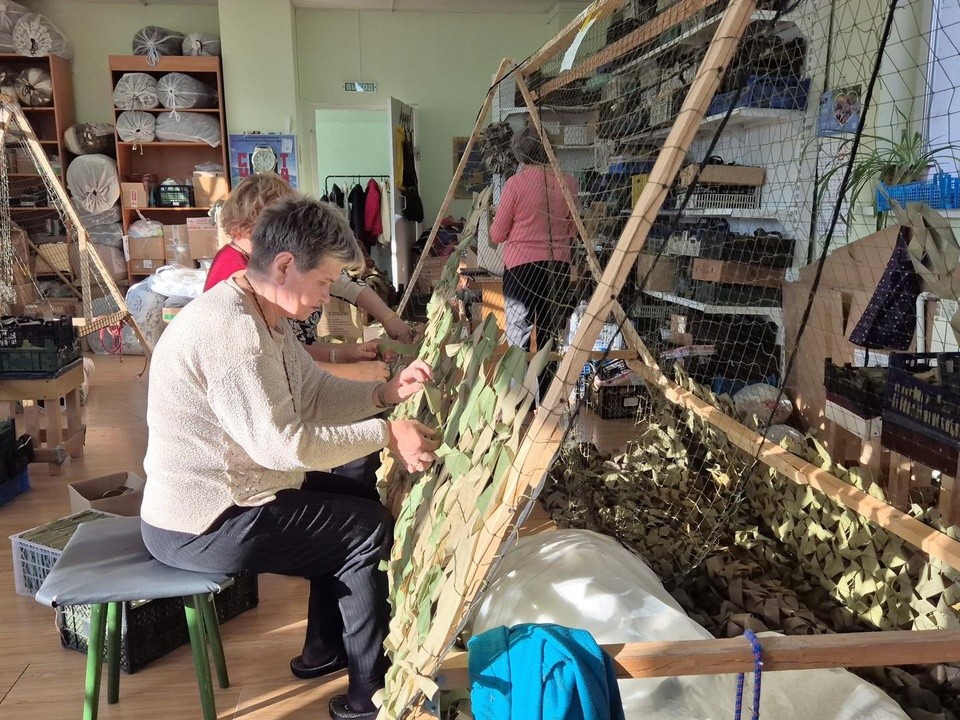 В Орехово-Зуеве плетут маскировочные сети и шьют одежду для бойцов СВО