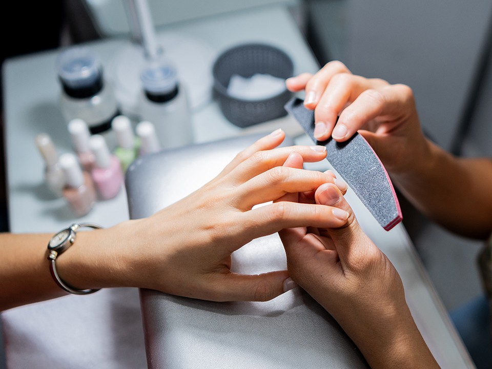 «От клиенток нет отбоя»: бывший юрист из Пушкино стал мастером маникюра