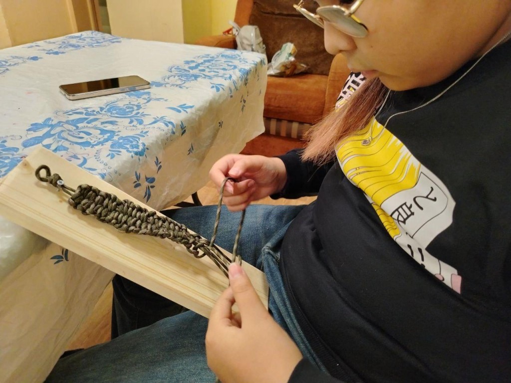 Раменские добровольцы плетут тактические аксессуары для участников СВО