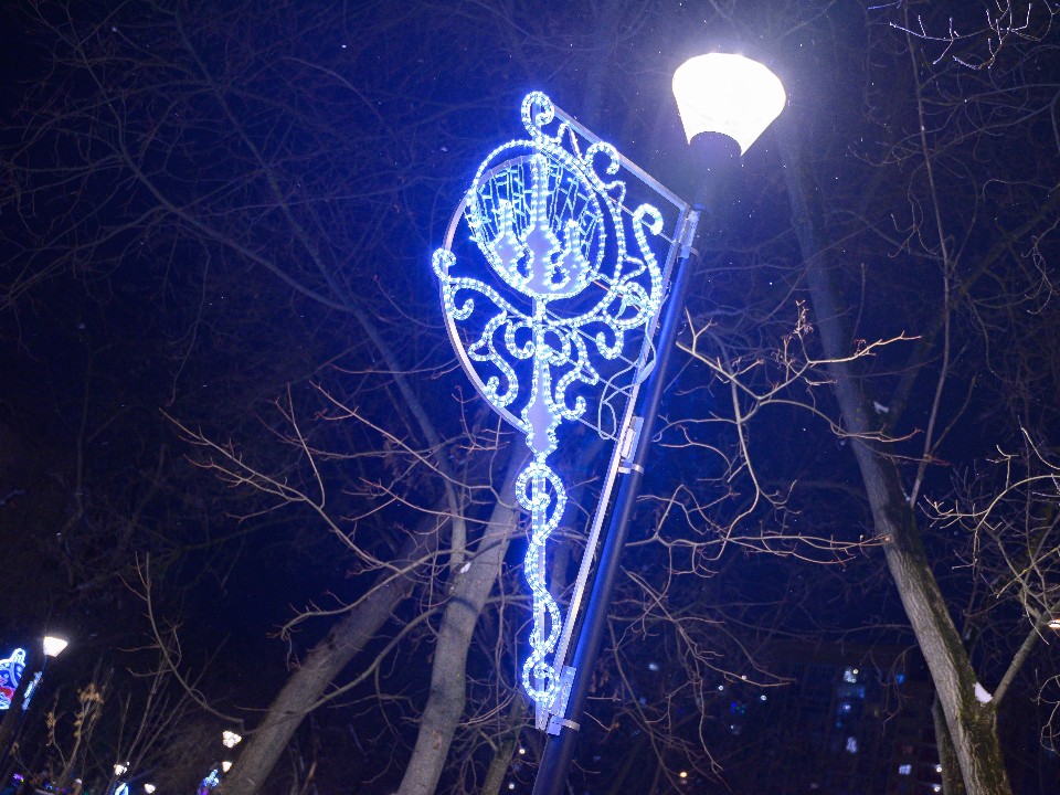 Лотошино погружается в сказку: кленовая аллея на Калинина примерила новогодний наряд