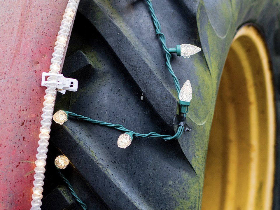 Уборка с огоньком: трактор в новогодней иллюминации выехал на улицы Реутова