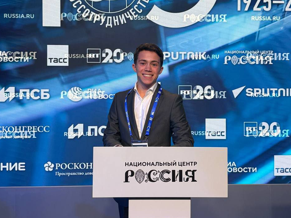 Школьник из Апрелевки пообщался с Медведевым и Мединским на форуме народной дипломатии