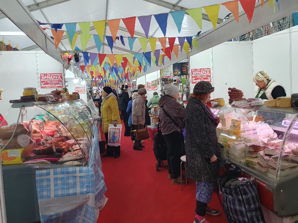 Теплые вещи, деликатесы и украшения можно купить на сезонной ярмарке