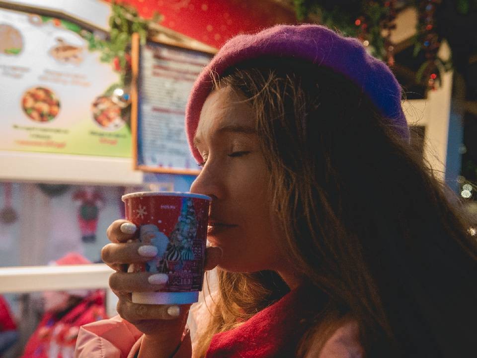 От сердечных болезней до бессонницы: когда пряный напиток приносит пользу, а когда становится опасным