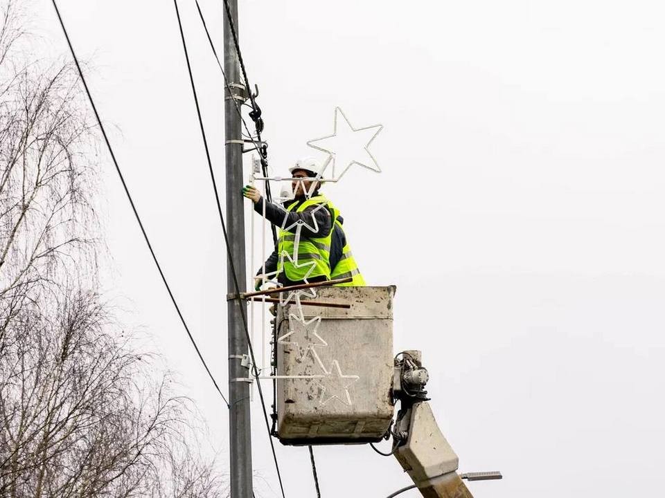 Улицы Лобни перед Новым годом украшают яркими звездами