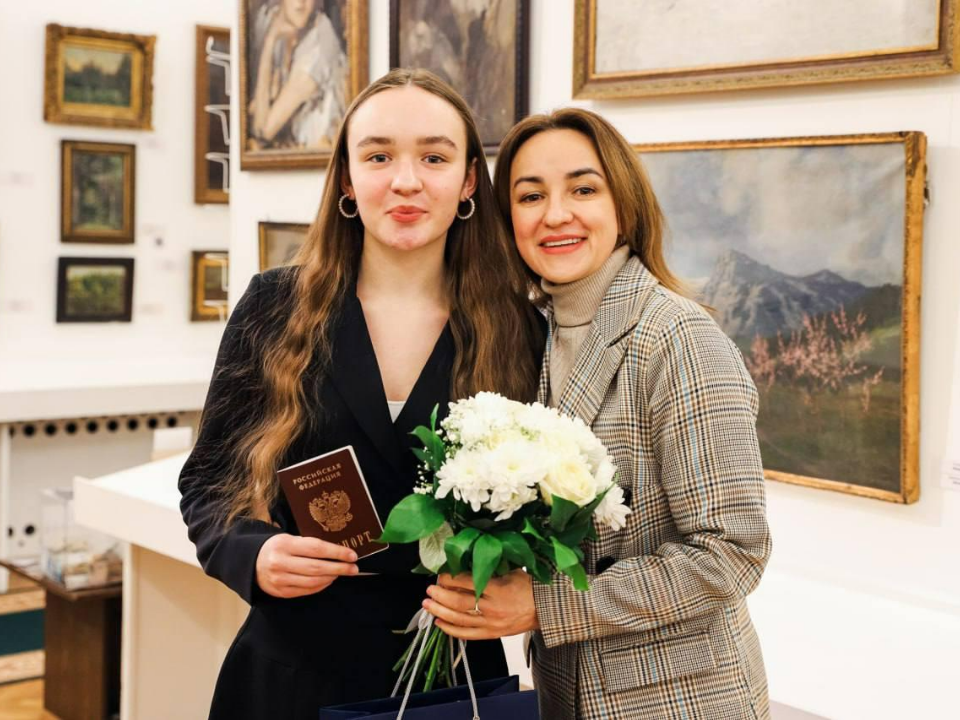 В картинной галерее Химок 14 подростков получили паспорта под аплодисменты близких