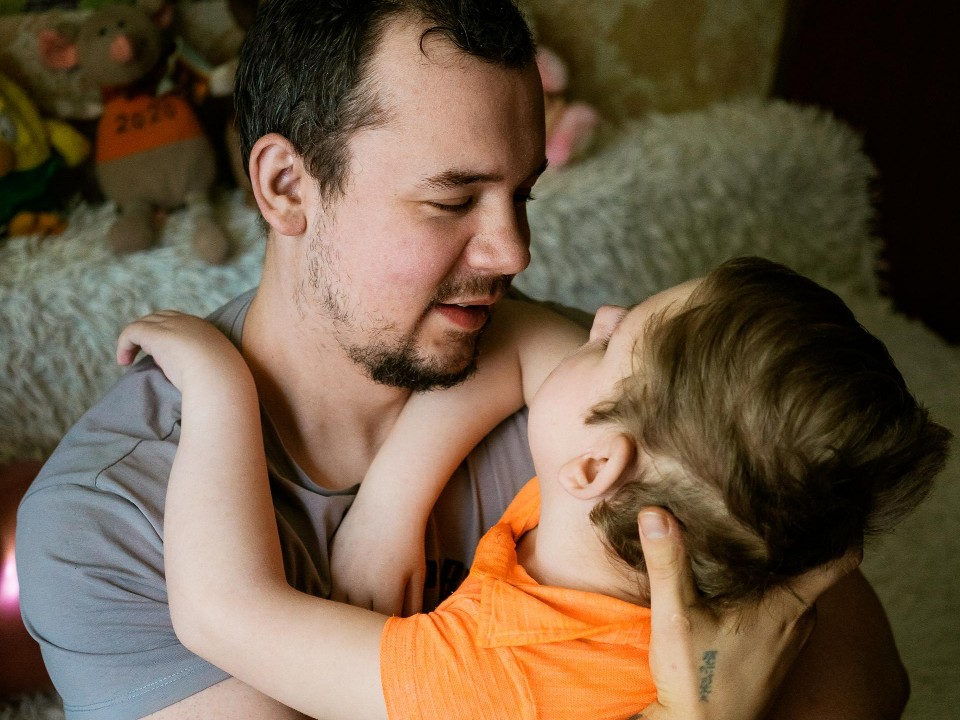 Без учета доходов семьи: какие меры поддержки доступны родителям детей-инвалидов в Подмосковье