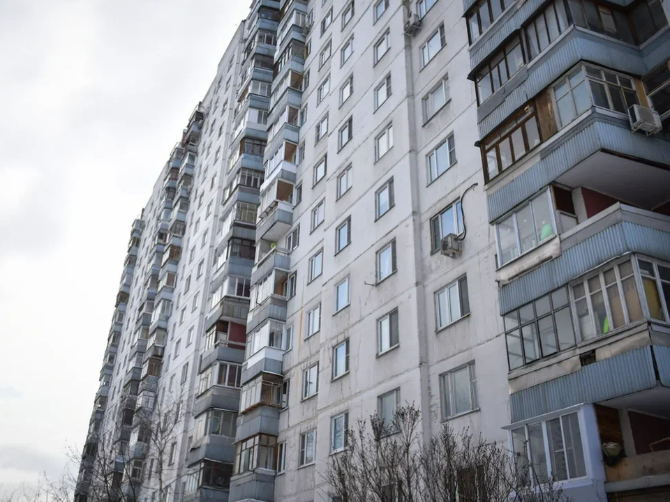 В доме на проспекте Мира специалисты заменили электросчетчик и опечатали чердак