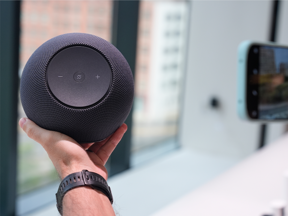 Вас подслушивают: что умные колонки скрывают от своих владельцев