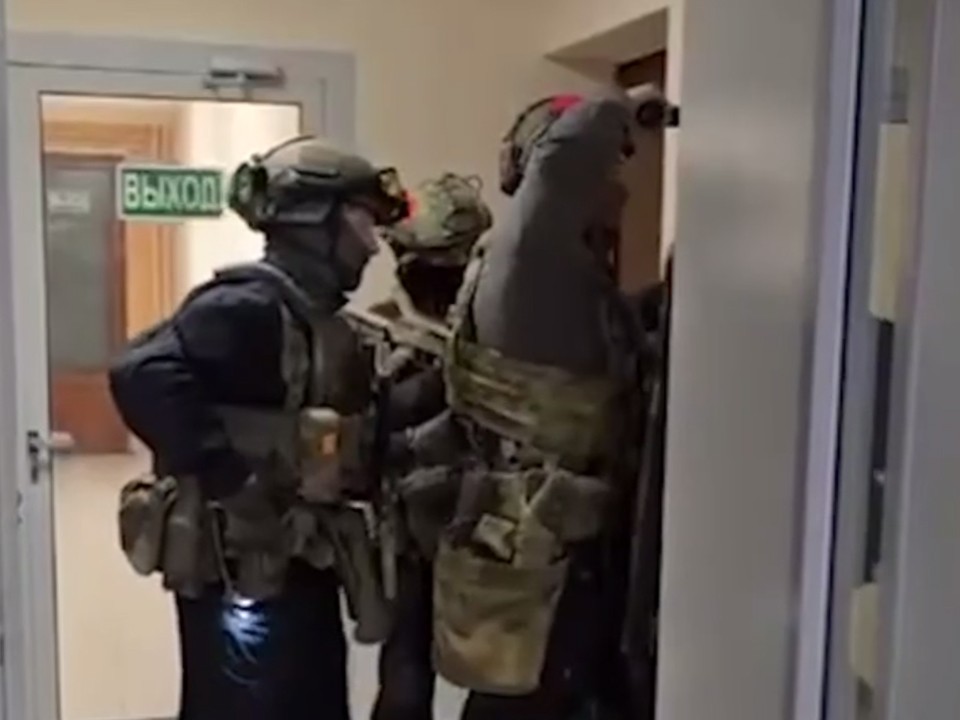 Появились кадры задержания мужчин, подозреваемых в нападении на иностранцев в Мисайлово