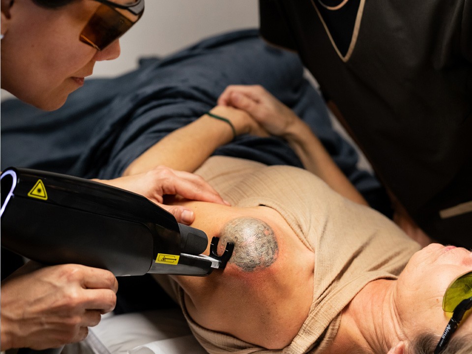 Красота требует жертв: как нестерильное удаление тату приводит к ВИЧ