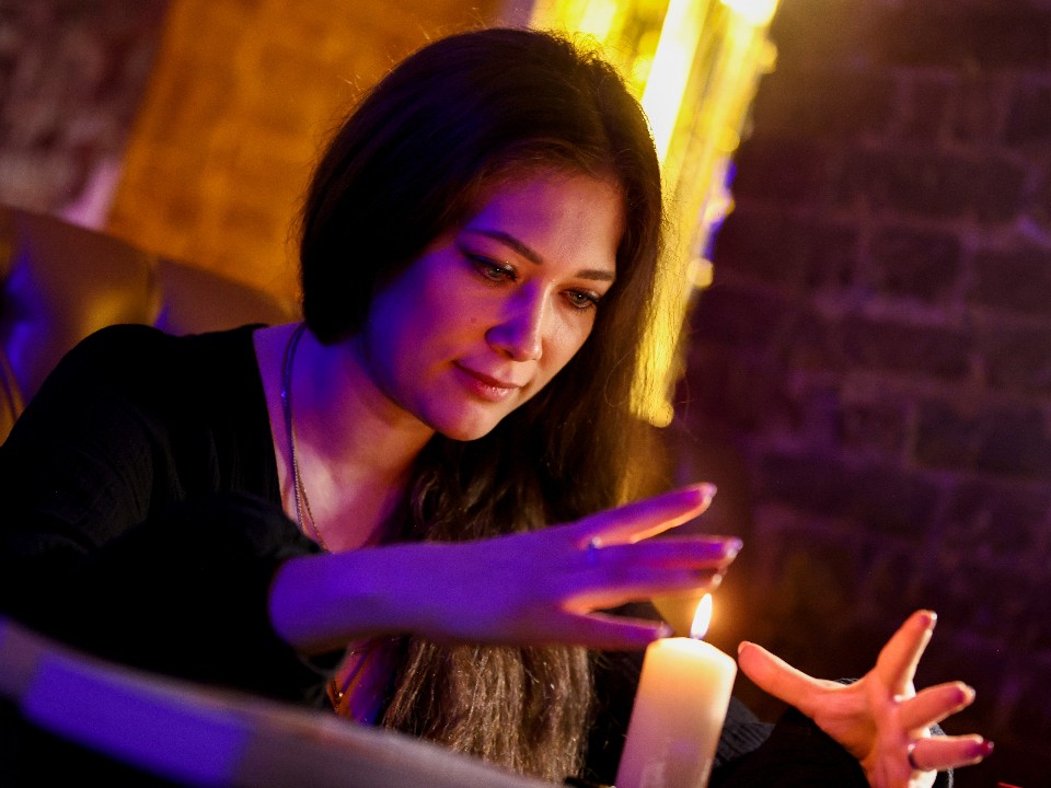 «Все — от дьявола»: неожиданный совет священника тем, кто верит экстрасенсам