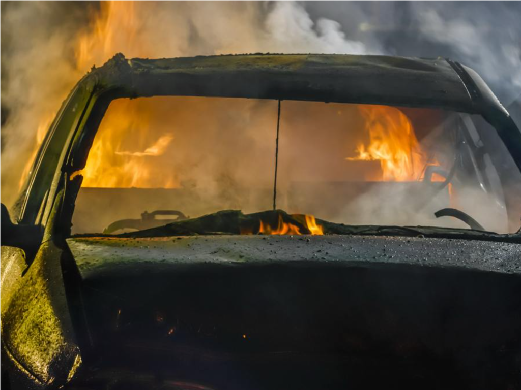 Пожарные выехали на место возгорания автомобиля на улице Мичурина