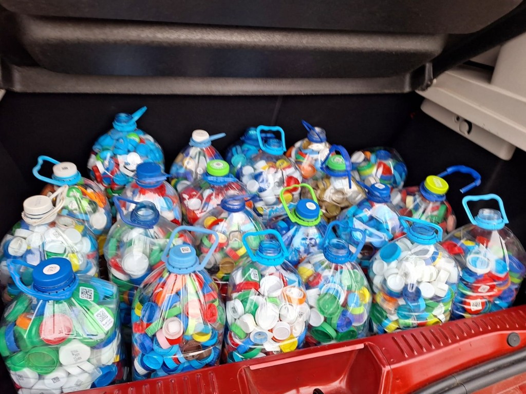 Студенты политехнического колледжа сдали 35 кг добрых крышек на переработку