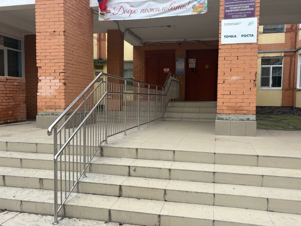 Крыльцо сельской школы отремонтировали в Нижнем Хорошове