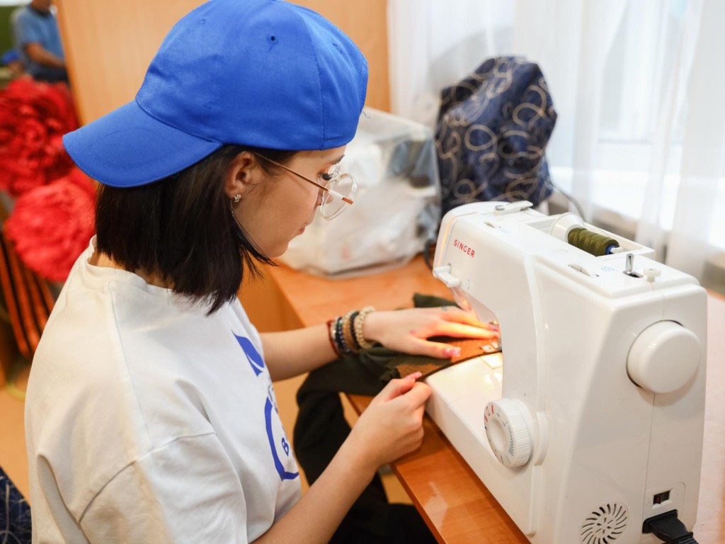 Каждый стежок — с любовью: дети-волонтеры шьют теплые вещи для участников СВО