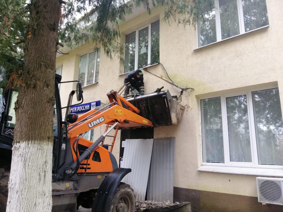 Вход в МФЦ Восхода временно перенесли из-за демонтажа старого козырька