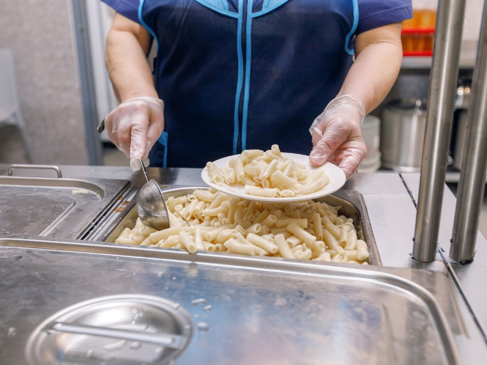 Детский омбудсмен Ксения Мишонова помогла ребенку погибшего бойца получить бесплатное питание в школе