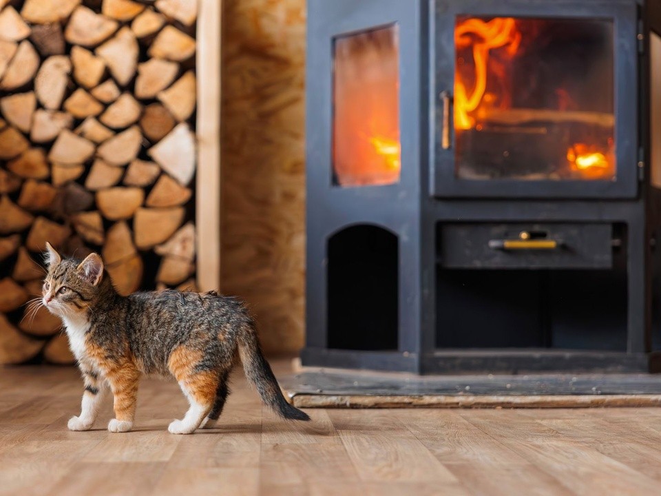 От уюта до пожара один шаг: три важных правила для домов с печным отоплением и каминами