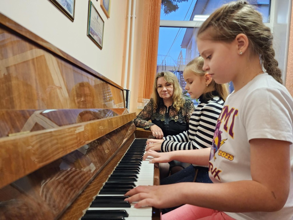 «Я очень рада, что дети выбрали музыку»: в Раменском 52 первоклассника посвятили в музыканты