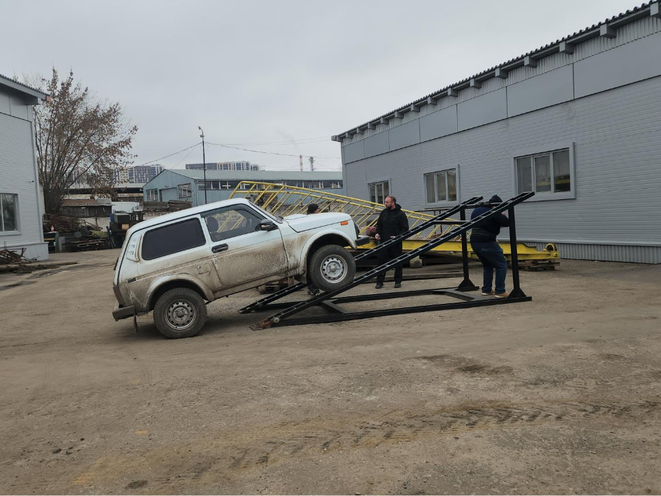 Удержать машину и надуть грелку: «Русский Халк» протестировал установку для будущего рекорда
