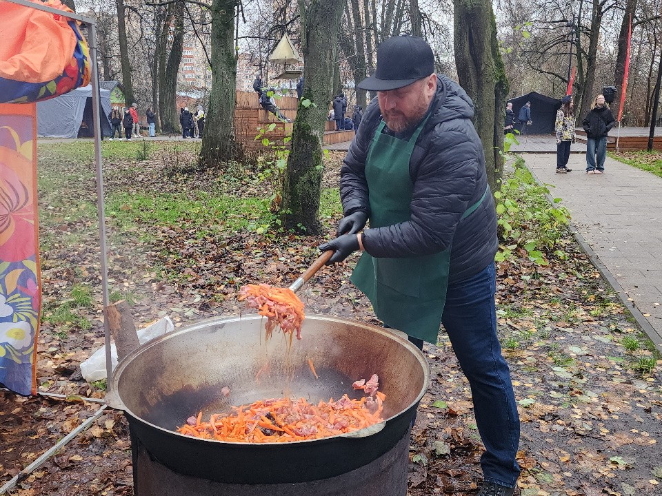 В День народного единства в Свердловском парке приготовили 30 килограммов плова