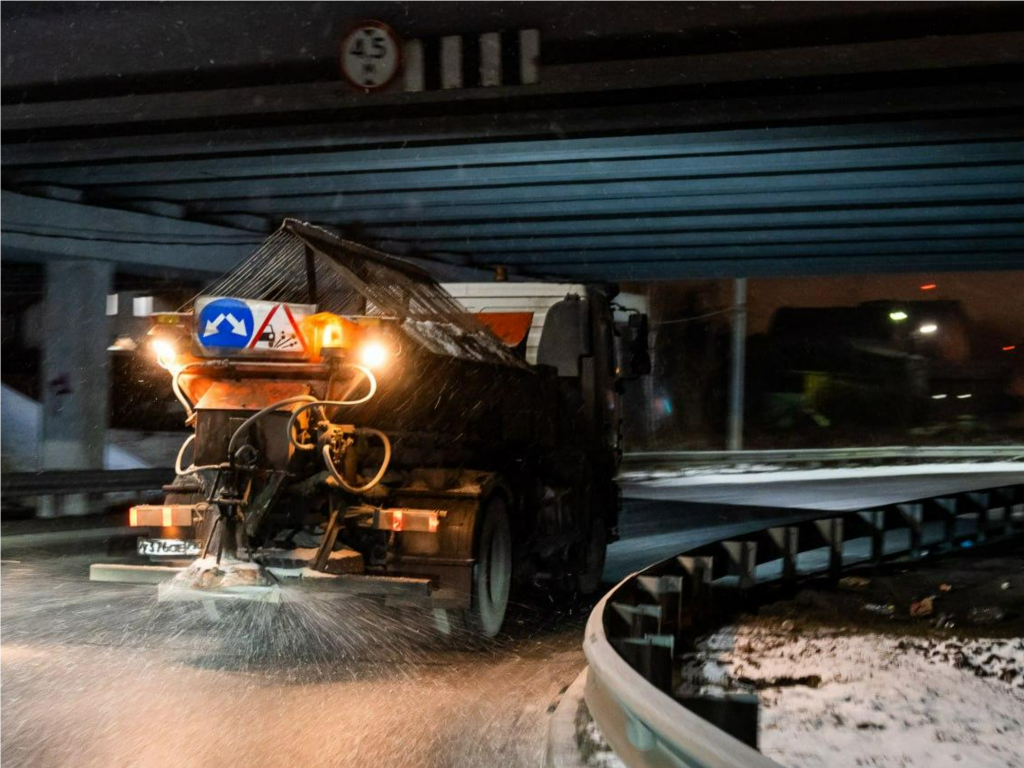 Дождь, снег и заморозки: что дорожные службы Подмосковья противопоставили гололеду и какие участки трасс особенно опасны