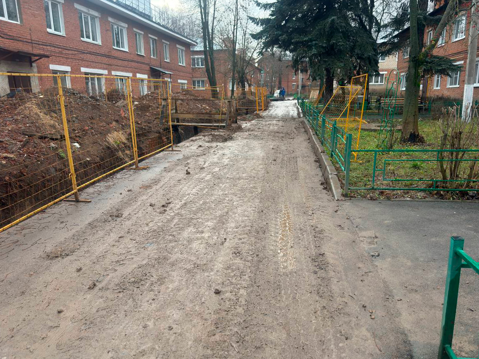 Точно закопают: жителям квартала Южный объяснили, когда зароют трубы в траншеях